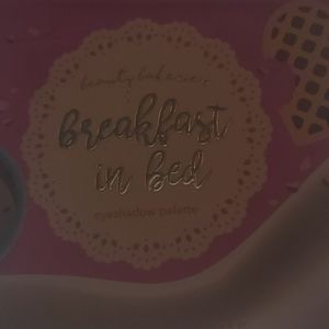 New breakfest in bed eyeshadow